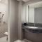 Crystal Gateway Marriott - King Room With Roll-In Shower - Mobility Accessible