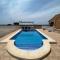 Villa privada y tranquila con piscina y vistas al mar