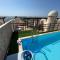 Ático con piscina privada vistas al mar.