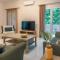 Coastal Getaway: Roomy Beachside Apartment!