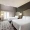 Hampton Inn and Suites New Orleans Convention Center - Deluxe Queen Room Met Twee Queen Bedden
