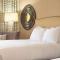 Hilton Phoenix Airport - Kamer Met Twee Queensize Bedden Met Uitzicht Op Het Zwembad En Patio