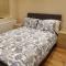 London Luxury Apartments 3 Bedroom Sleeps 8 with 3 Bathrooms 5 mins Walk to tube station free parking