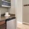 Hampton Inn and Suites New Orleans Convention Center - Deluxe Junior King Suite Met Wetbar