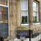 Lovely main door 2 bed apartment