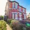 Spacious Victorian Birkdale Apartment with Garden