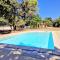 Mas provençal entier avec piscine, et terrain de 1 hectare dans la garrigue