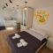 Self Contained, Double Bed Studio, private kitchen, private Bath, Walking distance to Harry Potter
