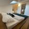 YamaLuxe Apartments - Luxurious loft with bathtub in the bedroom