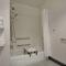 Hampton Inn & Suites Newark-Harrison-Riverwalk - King Room With Accessible Tub - Mobility Access