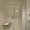 Hampton Inn & Suites Newark-Harrison-Riverwalk - King Room With Roll-In Shower - Disability Access
