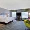 Hampton Inn & Suites Newark-Harrison-Riverwalk - King Studio Suite