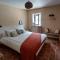 Chambre avec cuisine, vue et piscine privée au cœur du Beaujolais