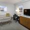 DoubleTree by Hilton Hotel Jacksonville Airport - King Studio Suite