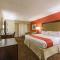 Hotel MTK Mount Kisco - Deluxe King Room With Sofa Bed