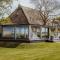 Tiny Farm House met hot tub.