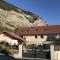 Le Rocher des Ducs, vue sur montagne avec parking voiture et motos