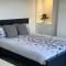 Four Double Bedroom Home - Free parking and Wi-Fi