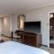 Hilton Alexandria Mark Center - Presidential Parlor With Sofa Bed
