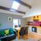 Headingley 2 Bedroom first floor cottage flat Near Universities shops& Park