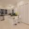 Modern 3-bed Lux Apt with Jacuzzi/Free Parking