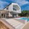 BRAND NEW Luxury Family Villa Lun, 5-stars, 4 double bedrooms, pool