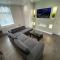 Luxury 3-Bed House-Jaquzzi Bath-Private Parking-Sleeps 13- 2 Min M62