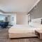 DoubleTree by Hilton South Charlotte Tyvola - King Room Met Slaapbank En Conferentietafel