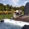 Falcon Retreat - Beautiful Luxury Home - Spa & Stunning Garden, Bobs Cove, Queenstown