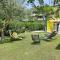 Villa con giardino privato, tre camere, due bagni