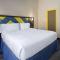 Days Hotel by Wyndham North Bergen - Deluxe King Room - Non-Smoking