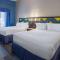 Days Hotel by Wyndham North Bergen - Deluxe Queen Room With Two Queen Beds- Mobility Access/Non-Smoking