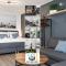 Federnest - Luxus-Studio - Kingsize Boxspringbett - Home-Office mit Monitor und Drucker - 11 Min Hbf