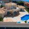 BuenaVista Villa Family with private heated pool garden parking