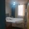 Chambre spacieuse dressing WC et SDB communes