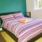 Stylish Queen-size Bed London Living with Free Parking in Super Host 5 Star Home