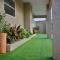 1 Bed Apartment Sleeps 2 - Pool Balcony Parking