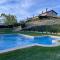 Apartamento renovado con jardín privado, piscina, parking ,wifi ideal familias