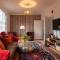 The Zenscape - Chic 2 Bedroom Apartment l Sleeps 6 with Sofa Bed l Central Location, WiFi, Nearby restaurants & Tesco l Perfect for Business & Leisure Travelers