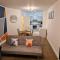 Bright and Modern Apartment, near Molineux Stadium, Perfect for Contractors and NHS Workers