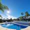 Sun & Palms - Luxurious 2 bedroom apartment with a great pool area