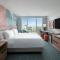 Hotel Landy Orlando Universal Blvd, a Tribute Portfolio Hotel - Deluxe King Room With Mobility Accessible Roll-In Shower And Skyline View