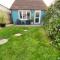 The Hut- Private 1 Bed Guesthouse in Lymington Town Centre, garden & parking
