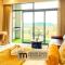 Menlyn Maine Residences - Napoli with king sized bed