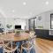 Surf Central Townhouse - Walk to Beach and Shops
