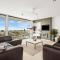 Seaside Luxury - Panoramic Views in Heart of Town