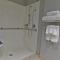 Holiday Inn Express Cleveland Downtown, an IHG Hotel - King Room - Udito Accessibile - Roll-In Doccia