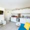 Wakefield Centre, Westgate Station - 2 Bed 2 Bath Modern Townhouse - Sleeps 6 - Free Parking - Contractors Welcome