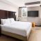 Hampton Inn Times Square Central - King Room With Roll-In Shower - Mobility And Hearing Access/Non-Smoking