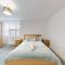 Spacious three bedroom apartment with Valley views